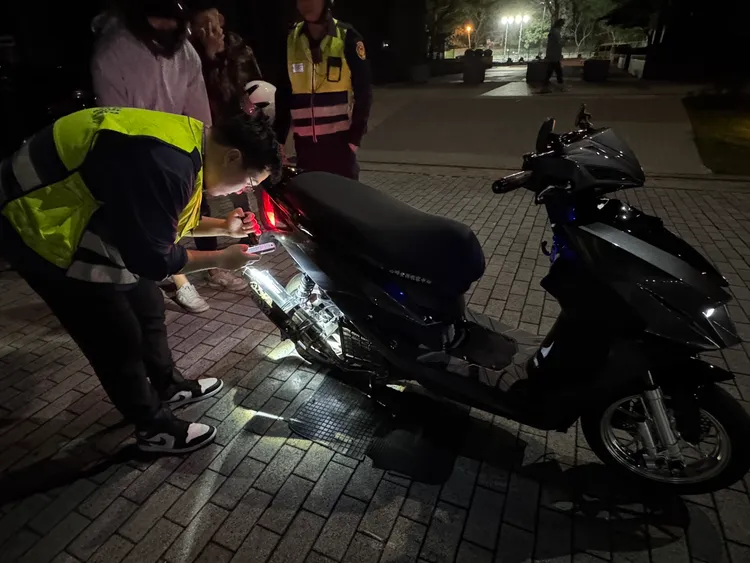 警方表示，違規使用非原廠排氣管最重可處1800元罰鍰，噪音車最重可罰3600元。民眾提供