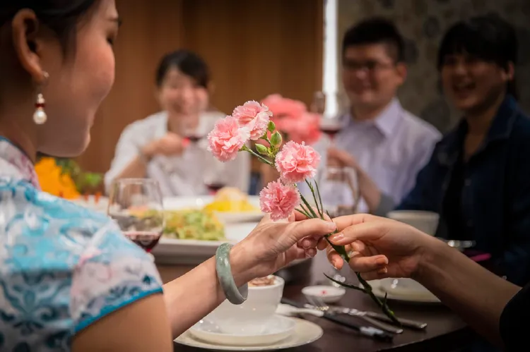 台北凱達大飯店家宴中餐廳於5/1-5/10推出「寵愛媽咪饗宴桌菜」，十人份桌菜優惠價1萬5800元+10%，5/10、5/11當日用餐再加碼贈送康乃馨花束乙支。台北凱達大飯店提供
