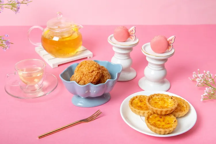 台北凱達大飯店百宴點心坊亦同步推出母親節限定甜點，包含綿密乳酪融合焦糖香氣的「西日本焦糖乳酪塔」、香濃滑順的「脆皮卡士達泡芙」以及百宴人氣招牌「馬卡龍」等優雅細膩精緻甜點。台北凱達大飯店提供