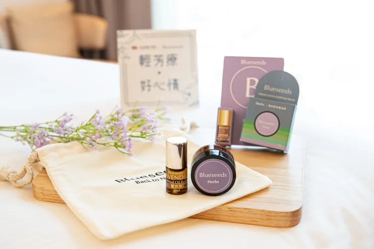 台北凱達大飯店於「輕芳療・好心情」住房專案，專案每房贈送療癒身心的「每日好心情組」，內含薰衣草滾珠精油及草本萬用修護膏各乙個。台北凱達大飯店提供