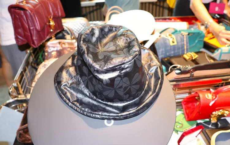 江蕙捐贈的名牌帽子詢問度超高。莊宗達攝