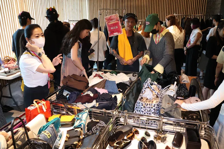 明星公益義賣吸引千名民眾陸續進場搶購。莊宗達攝