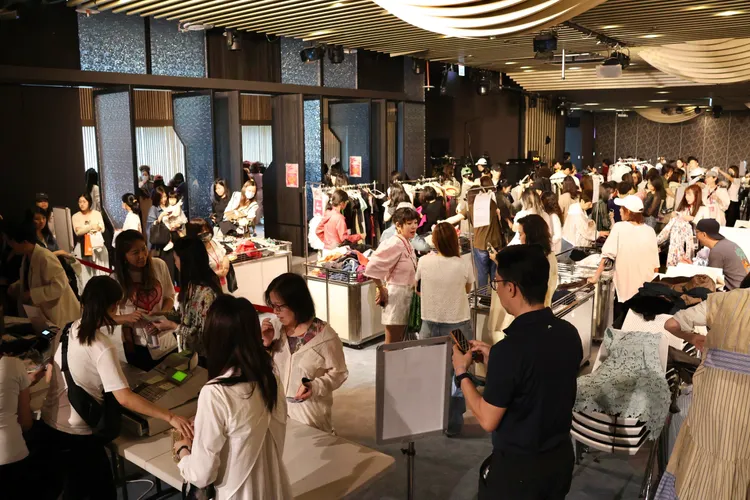 明星公益義賣現場吸引眾多人潮。莊宗達攝