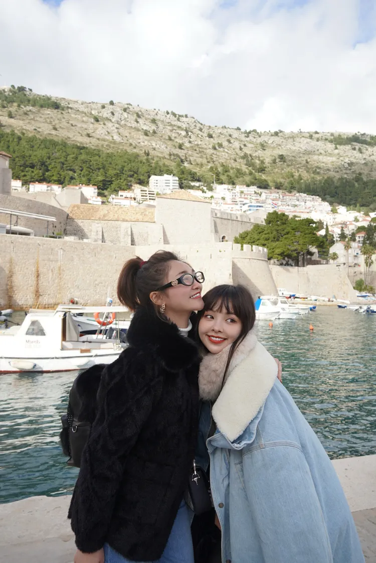 張文綺（左）、徐凱希在杜布洛尼克合影。時代創藝提供