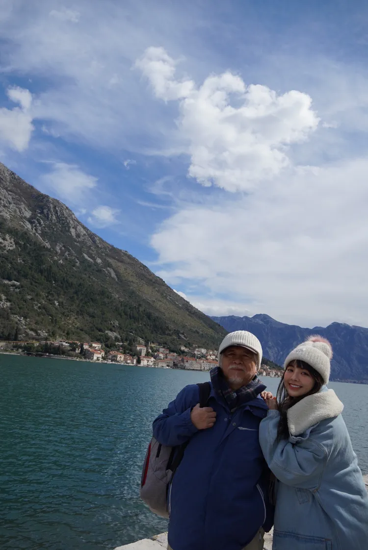 徐凱希（右）與爸爸在蒙特內哥羅合照。時代創藝提供