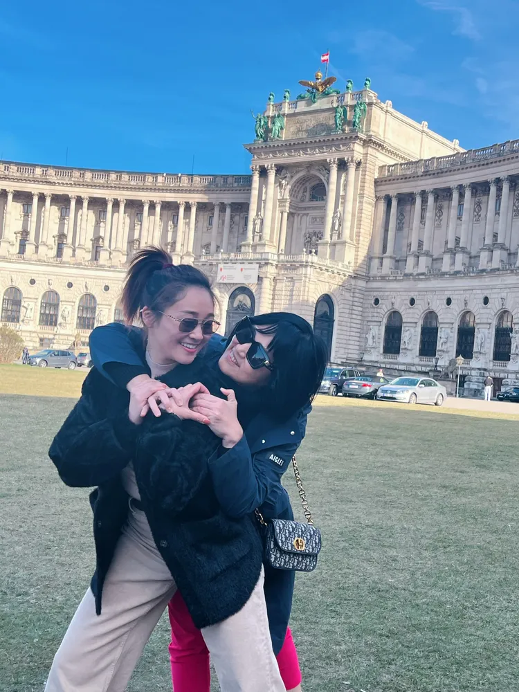 張文綺（左）與媽媽在維也納合照。時代創藝提供