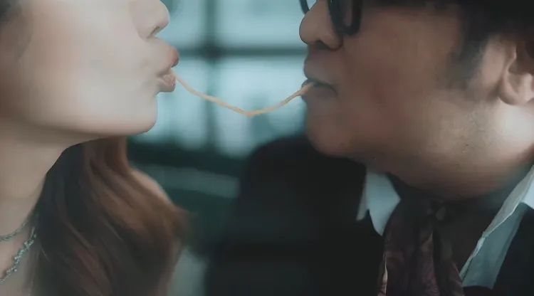 新人共吃一條麵。翻攝playground_wed影片