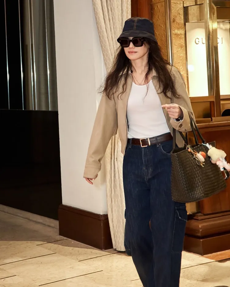 舒淇在要價價29萬3600元的BOTTEGA VENETA包上掛上了泡泡瑪特玩偶。翻攝舒淇IG 