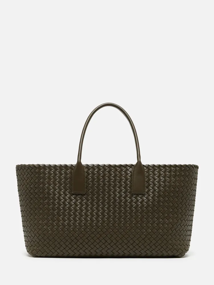 BOTTEGA VENETA CABAT編織皮革中型手提包，29萬3600元。品牌提供