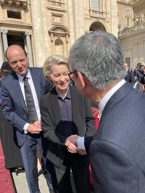 前副總統陳建仁18日以總統特使身分出席新任教宗良十四世就職典禮，於會場與歐盟執委會主席范德賴恩（Ursula von der Leyen）等友好國家慶賀團致意。（外交部提供） 中央社