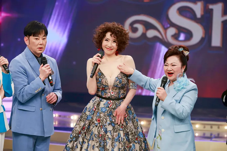 白冰冰（右）手摸李芳雯胸部，親證是真的。民視提供