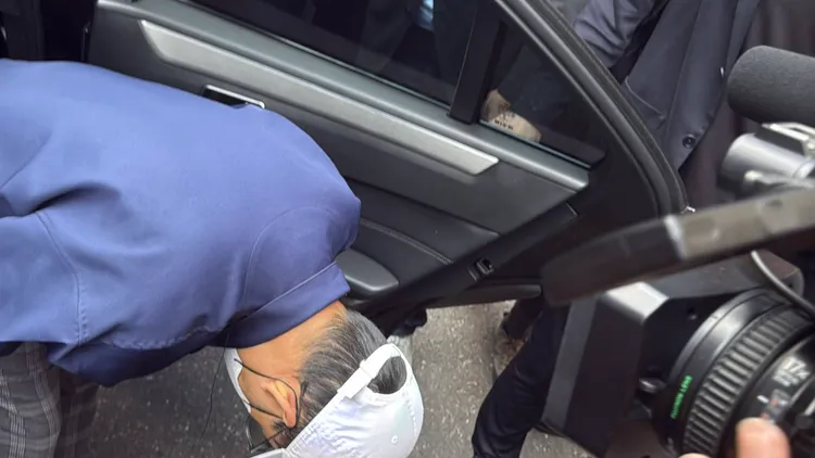 黃子佼今日出庭，再度轉向媒體深深一鞠躬。張欽攝