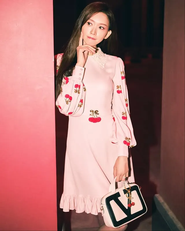 林志玲甜美展示VALENTINO GARAVANI CHERRYFIC櫻桃幻境系列。翻攝林志玲IG