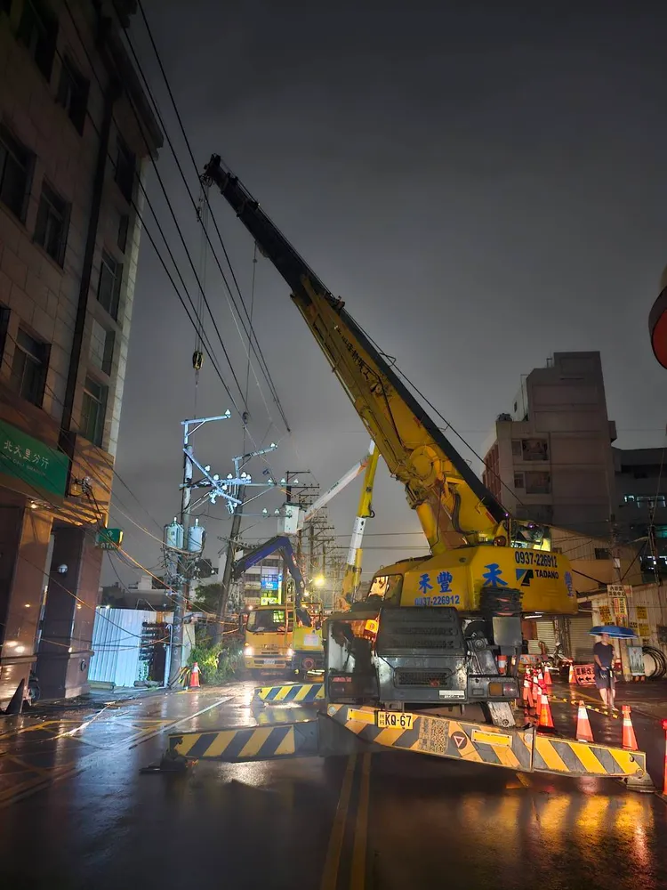 台電漏夜搶修倒塌電桿。台電提供