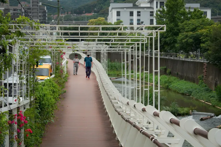 民眾從以前害怕的「黑龍江」惡臭，到現在喜歡到河濱水岸散步。水利局提供