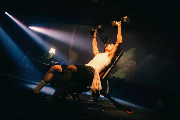 黃偉晉將居家私密面搬上舞台，邊健身邊開唱。圖／寬宏藝術提供