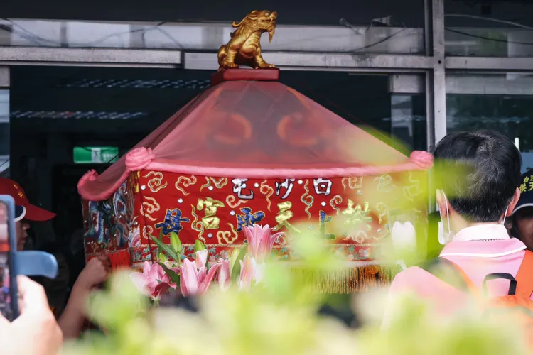 白沙屯媽祖鑾轎昨晚一路疾行到溪湖糖廠駐駕。民眾提供