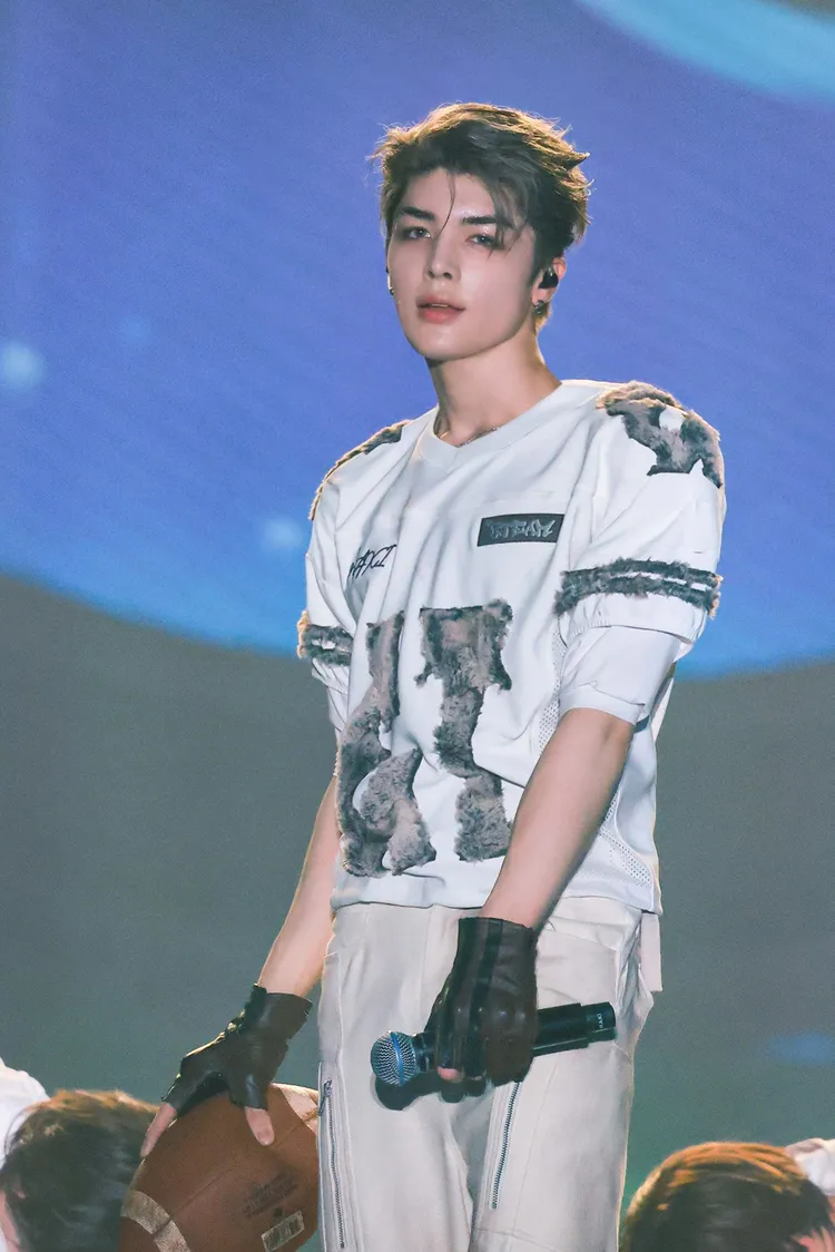 MAKI單手接下工作人員拋上台的橄欖球，為《Dropick》開歌。翻攝YX LABELS