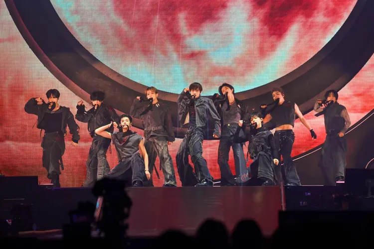 &TEAM由FUMA（左起）、YUMA、JO、HARUA、EJ、K、王奕翔、MAKI、TAKI組成，以《Go in Blind（月狼）》揭開序幕。翻攝YX LABELS