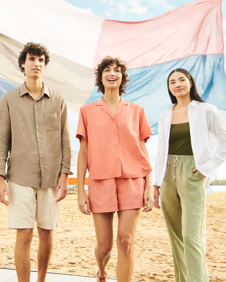 UNIQLO女裝短袖亞麻混紡開領襯衫、棉麻短褲，優惠價各590元。品牌提供