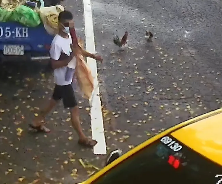 小偷先到廟內觀察情況，等到香客離開，才又進入行竊，隨後搭計程車離開。