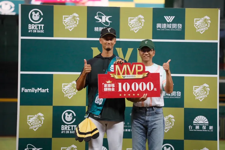 興連城總經理周惠賓(右)認為，在地建商挺在地企業，從透過舉辦「浮島市集」到邀請選手觀賽，正能量的付出將給予社會正向力量。興連城提供