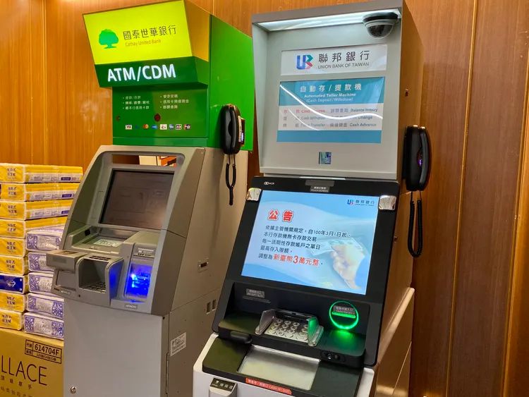 萊爾富雖部分新門市ATM已逐步更換為聯邦銀行，但與國泰世華合約仍至2027年，現行機台設置兩方並行中。莊偉祺攝