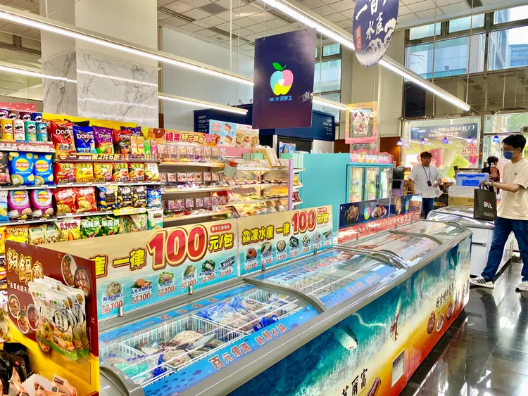萊爾富超市店須達40坪空間以上，可有大型冰櫃販售冷凍水產等食品。莊偉祺攝