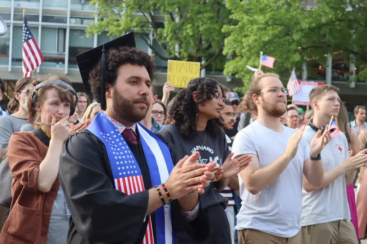 哈佛大學學生抗議美國總統川普干預校政。美聯社