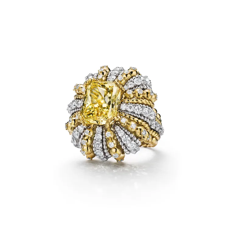 Sea of Wonder Urchin系列鉑金與黃K金鑲嵌主石逾9克拉改良式矩形明亮式切割濃彩黃鑽與鑽石戒指。品牌提供