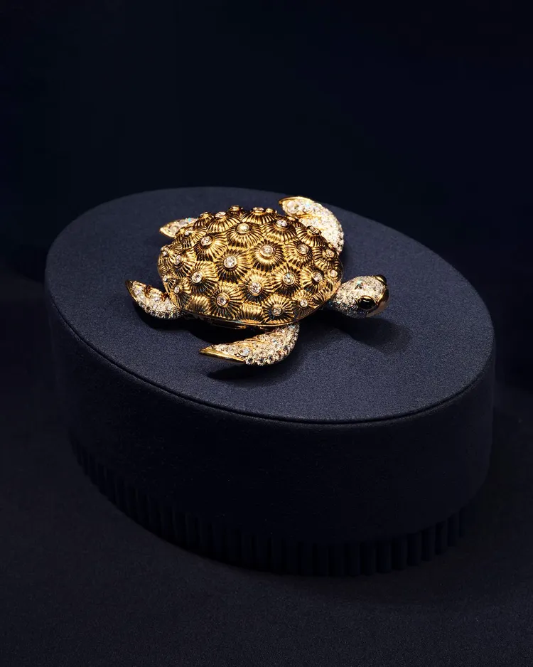 Tiffany Sea of Wonder瑰海奇珍Sea Turtle系列鉑金與黃K金鑲嵌玫瑰式切割與圓形明亮式切割鑽石與藍寶石胸針。品牌提供