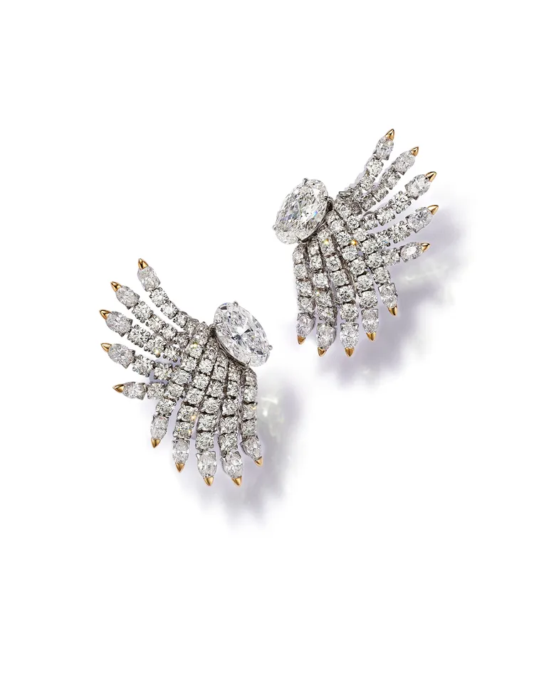 Sea of Wonder Wave系列白K金與黃K金鑲嵌主石總重逾6克拉的橢圓形切割鑽石與鑽石耳環。品牌提供
