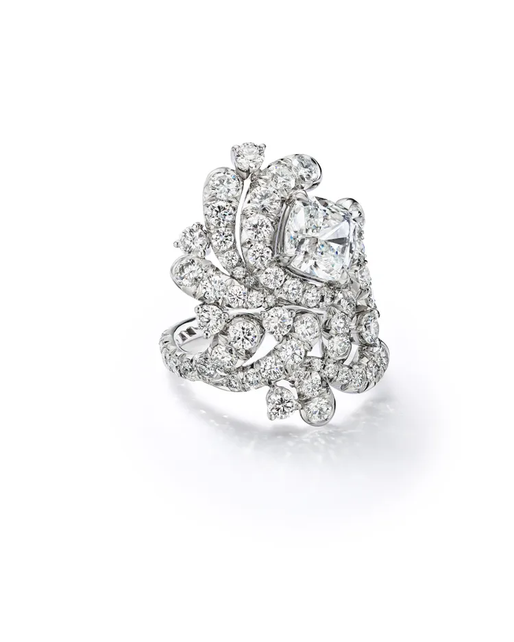 Sea of Wonder Ocean Flora系列白K金鑲嵌總重逾2克鑽石及鑽石戒指。品牌提供