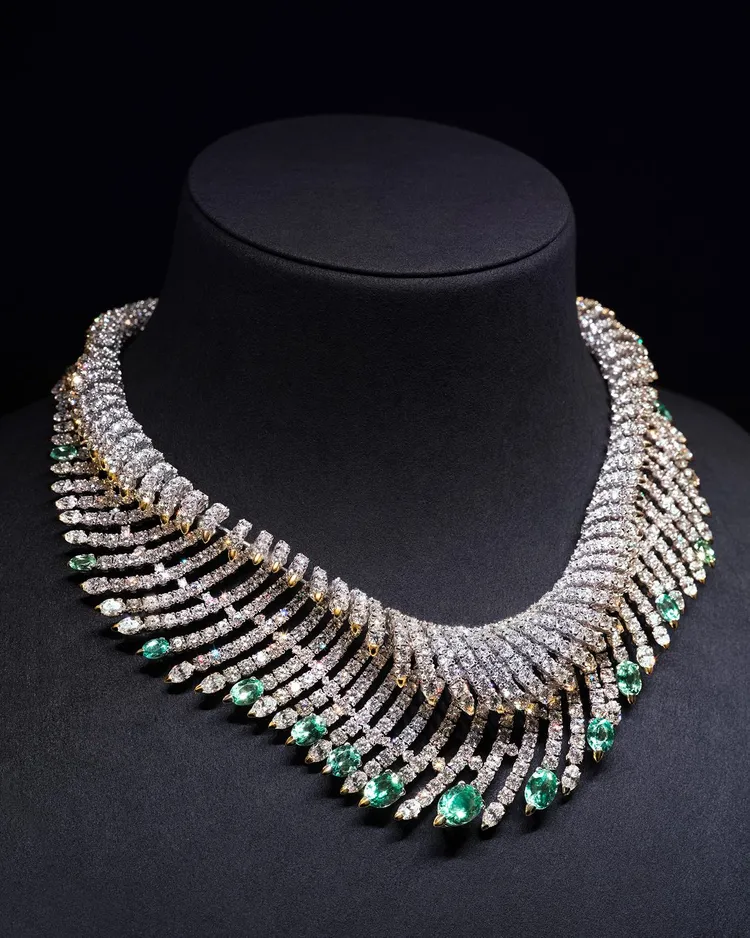 Tiffany Sea of Wonder瑰海奇珍Wave系列白K金與黃K金鑲嵌總重逾17克拉的藍色與綠色銅鋰碧璽與鑽石項鍊。品牌提供