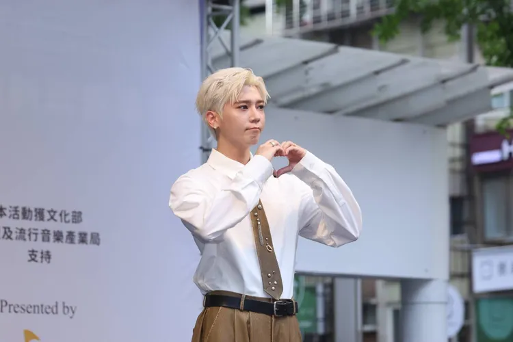 畢書盡今天早起發現喉嚨不適。娛樂中心攝