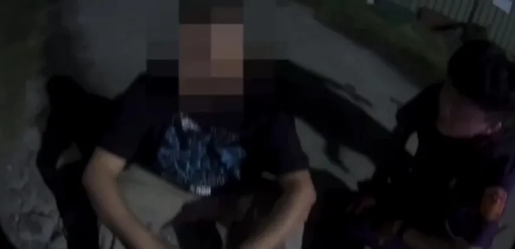 王男連續闖紅燈又拒檢，最後自撞被警方逮捕。翻攝畫面