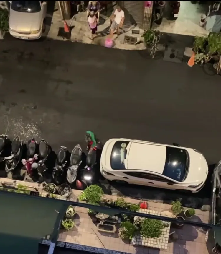 網友爆料，只要停車沒有順這名屋主的意，就會讓你車開不出來。翻攝爆料公社