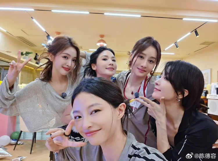 陳德容（上排右）曬出與隊友照，上排左為吳宣儀。翻攝自陳德容微博