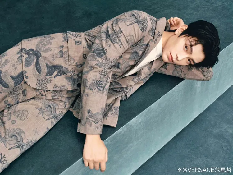 丁禹兮以臥姿演繹圖騰西裝套裝，呈現慵懶率性的樣貌。翻攝VERSACE微博