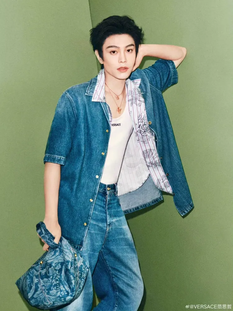 丁禹兮將短袖單寧襯衫疊搭條紋襯衫打造層次感穿搭。翻攝VERSACE微博
