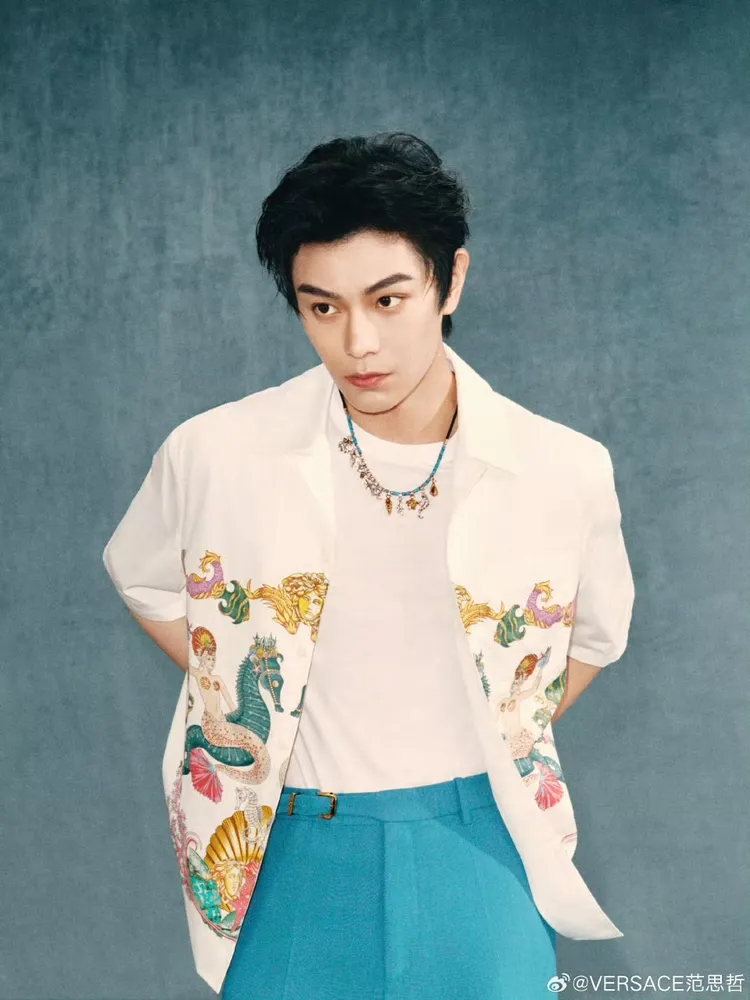 丁禹兮演繹VERSACE全新「La Vacanza」夏日度假系列。翻攝VERSACE微博