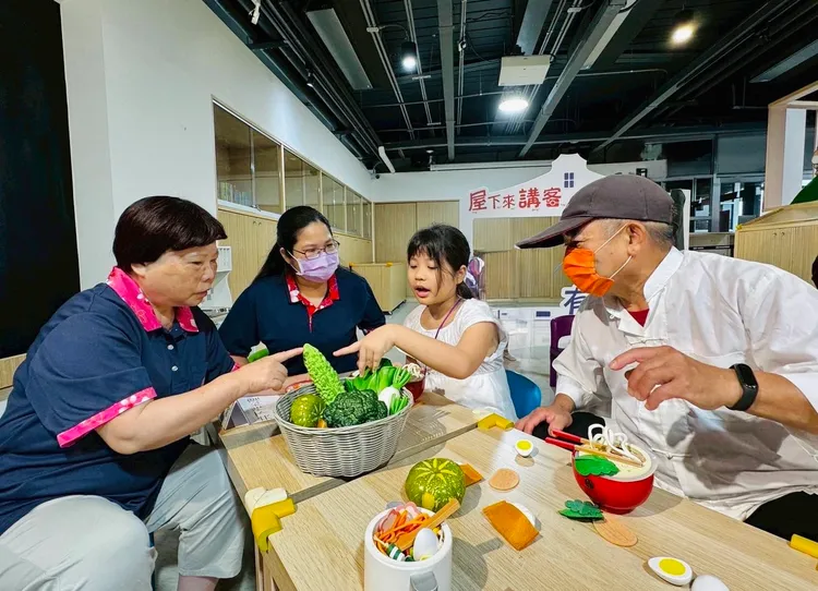 客語家庭利用現場道具「共下做料理」，邊享用美食、邊輕鬆講客語，讓溫馨的餐桌日常。客家局提供