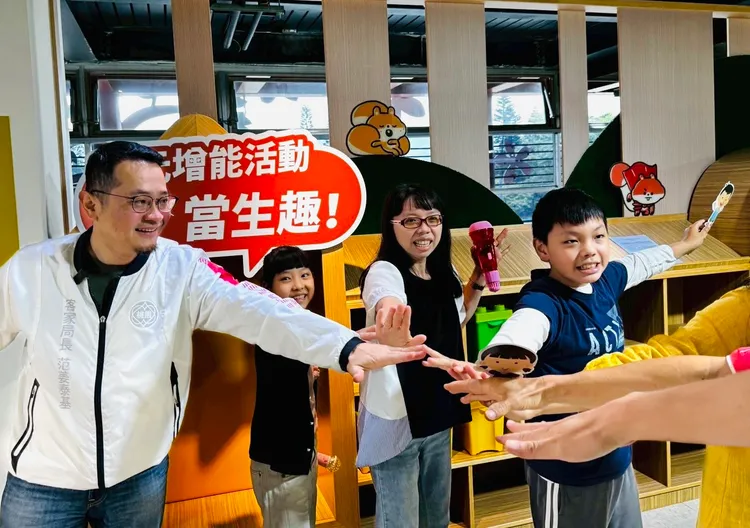 客家局長范姜泰基與客語家庭一同歡唱客語歌曲，展現客語融入日常生活中的活力及溫度。客家局提供