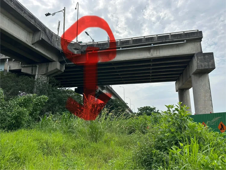 駕駛不明原因逆向自撞護欄後，下車從台68快速道路墜下。翻攝畫面