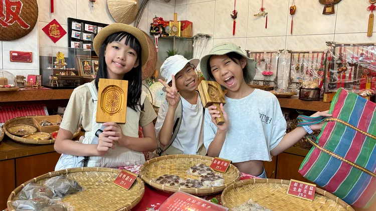 《小島同樂繪》社員和喜愛繪本《紅龜粿》的孩子一起出任務尋找紅龜粿食材。小公視提供