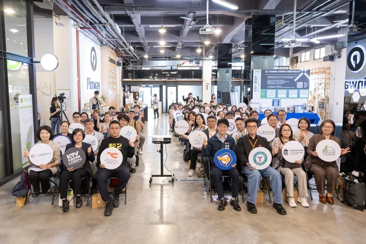 媒合會現場超過 50 位產官學代表與企業貴賓齊聚現場共襄盛舉。青年局提供