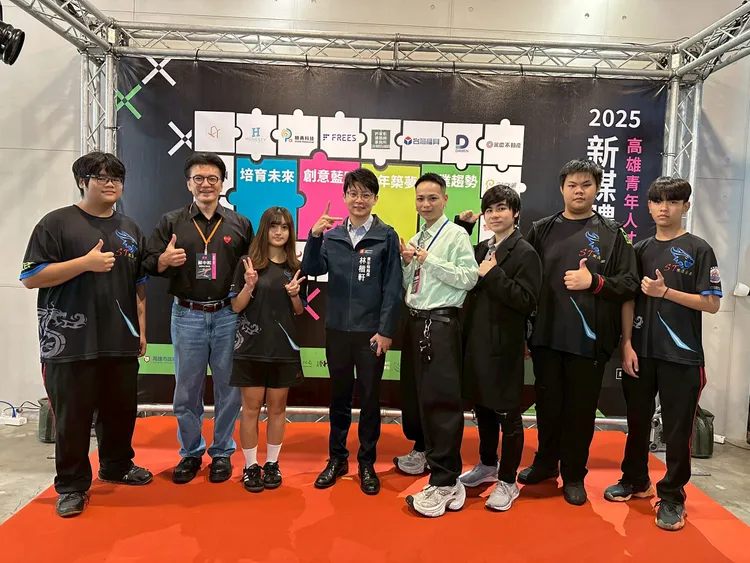 高市青年局長林楷軒（左四）與學界及青年學子互動，未來將打造更完整的青年職涯支持系統。青年局提估