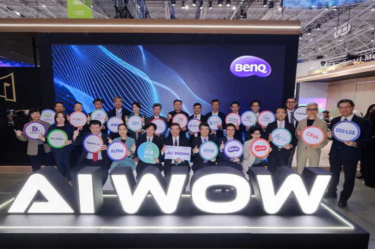 明基佳世達集團董事長陳其宏(持AI WOW手牌)領軍23家企業打造九大AI應用場景展綜效。明基佳世達提供