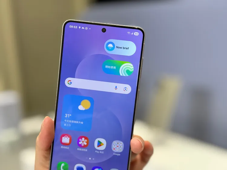 Galaxy AI支援Now Brief等，並與Google Gemini合作。趙筱文攝