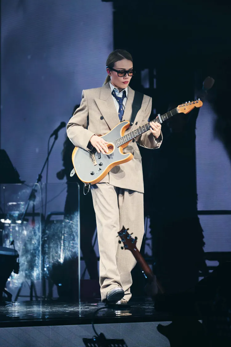 容祖兒帥氣男裝自彈自唱《空港》，迷倒粉絲。英皇娛樂提供